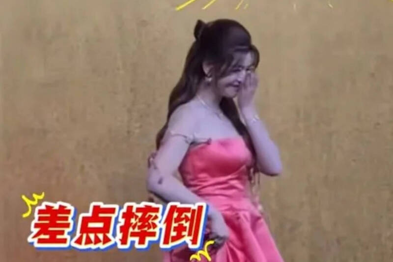 陳妍希紅毯驚險一瞬間 疑踩裙襬險摔倒嚇到花容失色