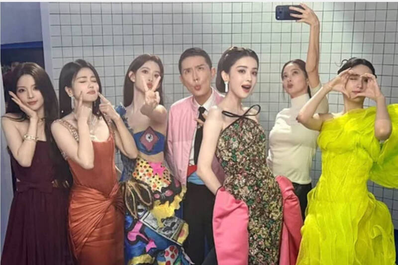 歐陽娜娜操刀時尚盛會大翻車 網友酸:不要再鬧了