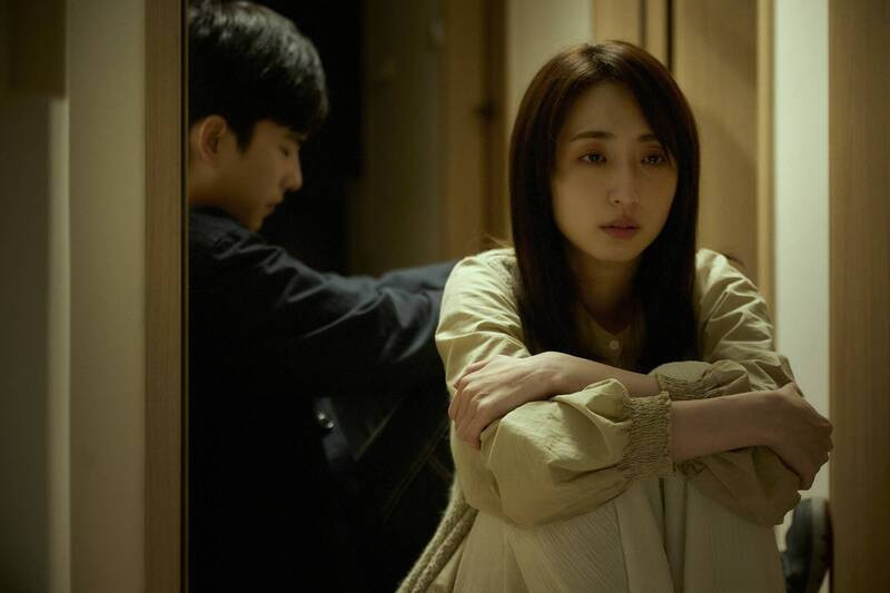 曾敬驊（左）、柯佳嬿在《如果我不曾看見太陽》對手戲讓人傷心。（Netflix提供）