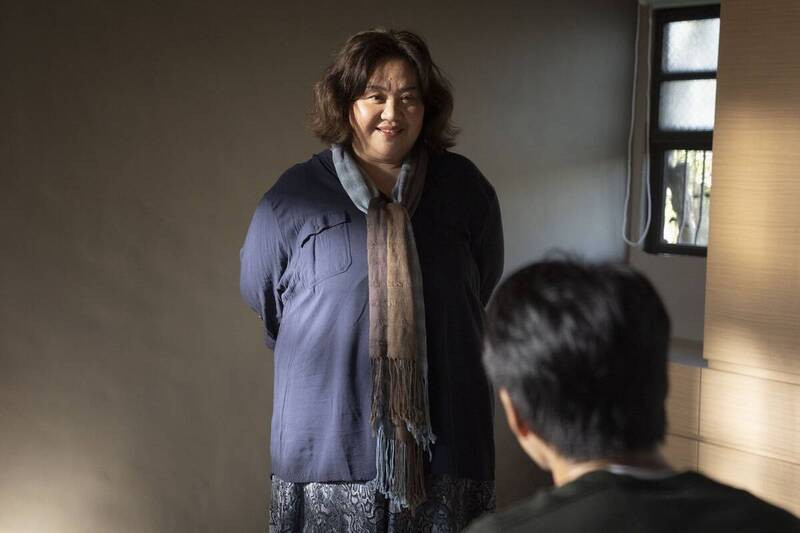 鍾欣凌在《拜六禮拜》除了有情慾戲演出，劇中更因前夫出軌離婚、與已婚主管談辦公室戀情而丟了工作。（華視提供）