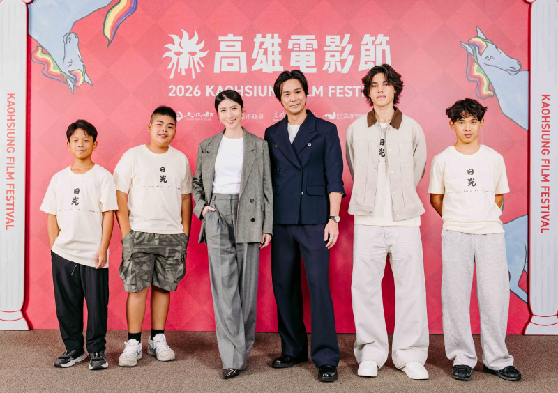 高雄電影節の会場で並ぶ映画『日光』の出演者たち。王傑登は右から2人目
