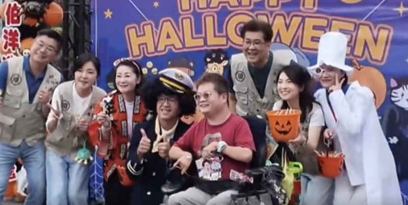 天母のハロウィーンイベントで沈伯洋氏らと記念撮影する荘富凱