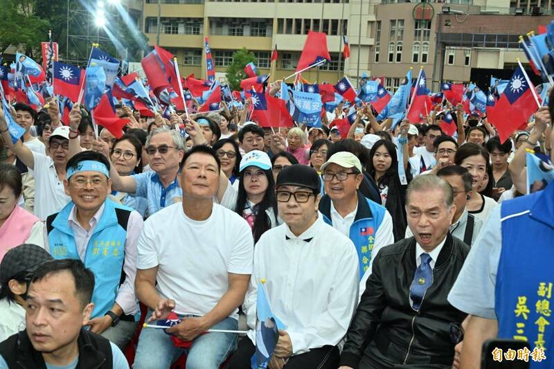 蔡康永（左2）現身蔣萬安競選總部成立大會，並於會後受訪。（記者田裕華攝）