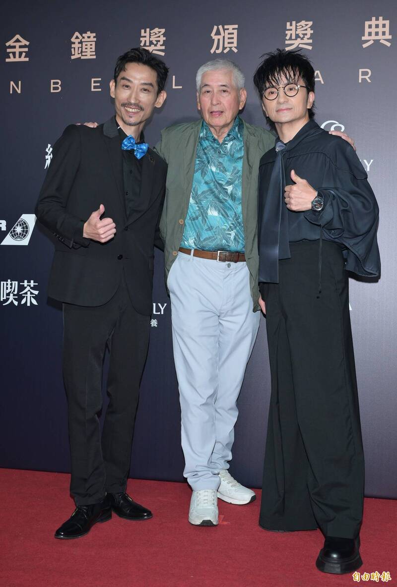 金鐘賞レッドカーペットで並ぶ陳竹昇、柯一正、唐從聖