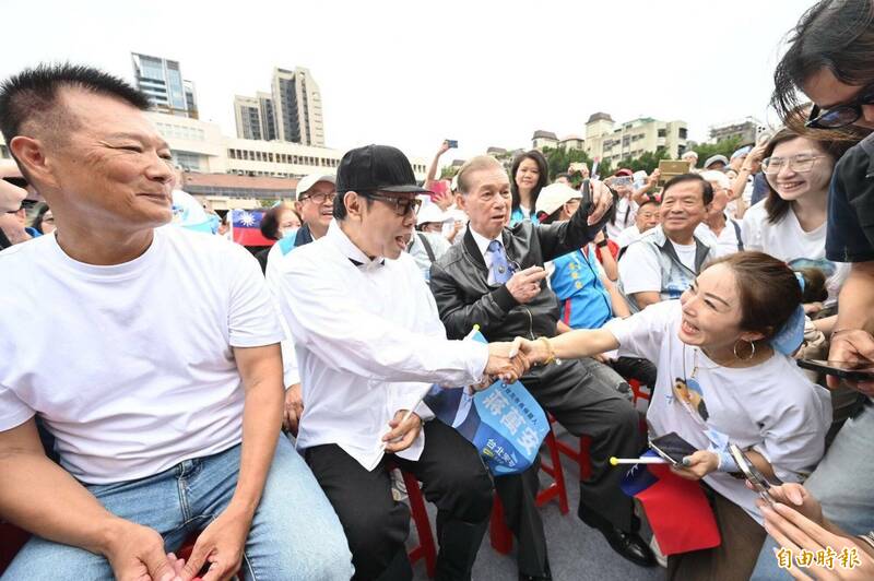 現場民眾爭相與蔡康永（右2）握手。（記者田裕華攝）
