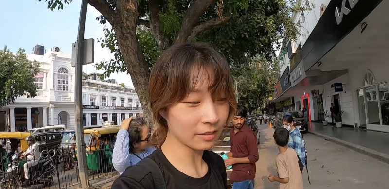 Gilbadak於22日開啟YouTube直播，澄清自己沒有遭到監禁或人身威脅，並透露目前人在澳洲。（翻攝自YouTube）
