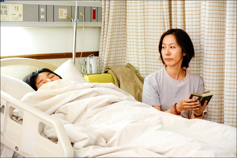 映画『有用的人』で、張詩盈が病室で息子を見守る場面。