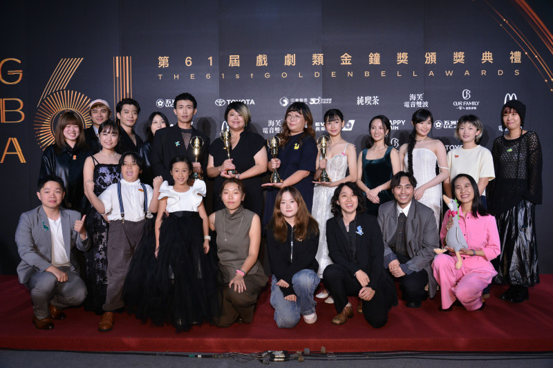 客家戲劇發威狂刷6獎！9歲龍步晞奪新人獎 抱獎座公開「新家位置」萌翻