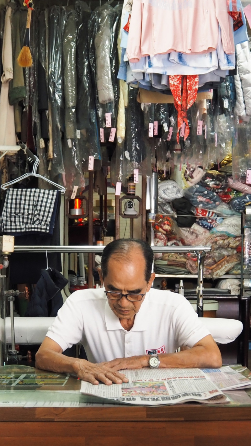 張瑞夫用鏡頭記錄家人。（萬秀洗衣店提供）