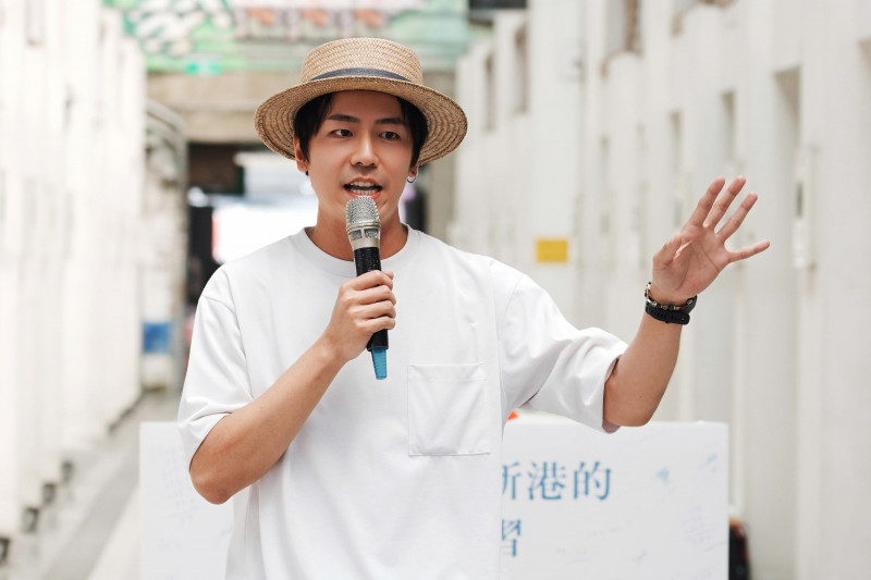 張瑞夫化身策展人。（萬秀洗衣店提供）