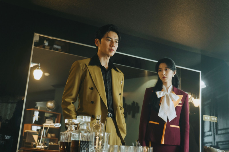 《微醺大飯店1980s》の劇中写真。ホテル支配人の葉浩軍を演じる李國毅が前に立ち、婚約者の劉曉萍役の邵雨薇が隣にいる。
