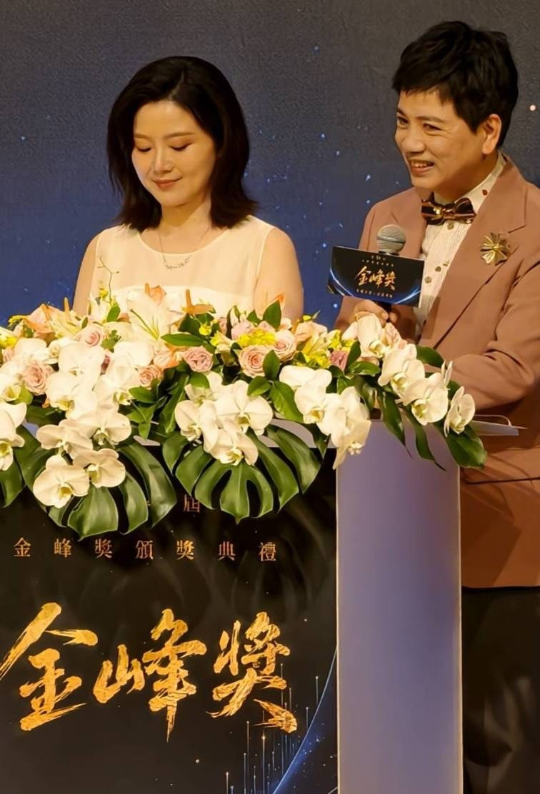 陳凱倫搭檔楊小黎主持金峰獎。（陳凱倫提供）