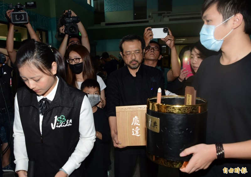 (影音)豬哥亮火化成灰「住新厝喔」 兒女淚崩抱爸上路 (影音)豬哥亮火化成灰「住新厝喔」 兒女淚崩抱爸上路