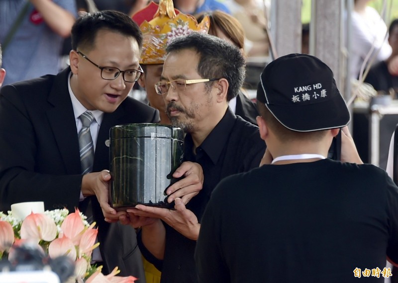 (獨家)謝金燕10年孝親費蒸發 謝順福怒對他提告..... (獨家)謝金燕10年孝親費蒸發 謝順福怒對他提告.....