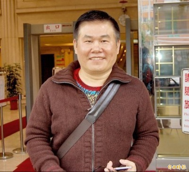 名嘴劉駿耀癌逝今低調入殮    老母悲痛淚崩