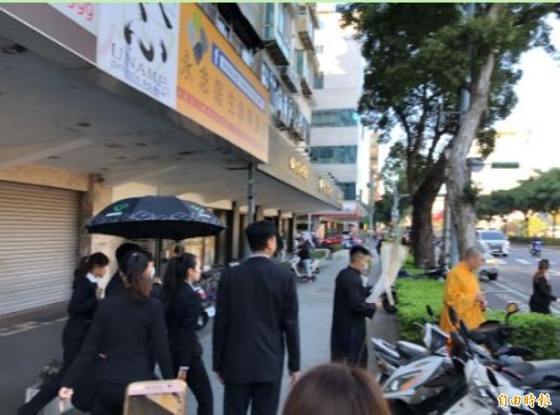 劉駿耀身後留燦笑    姪子代捧牌位走最後一程