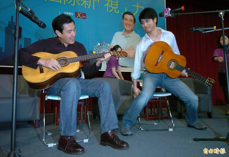 死亡之握再發威！ 網翻出王力宏握手照驚呼：好玄！