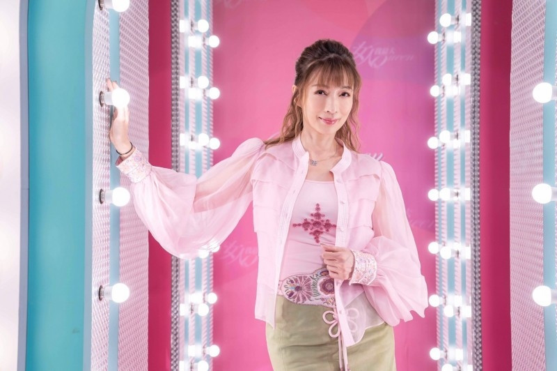 這樣51歲？溫翠蘋倒奶掉出2粒巨球   超兇身材不輸嫩妹