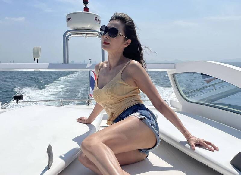 51歲中姐認愛激露腿根美臀   身材凹凸網讃像20歲