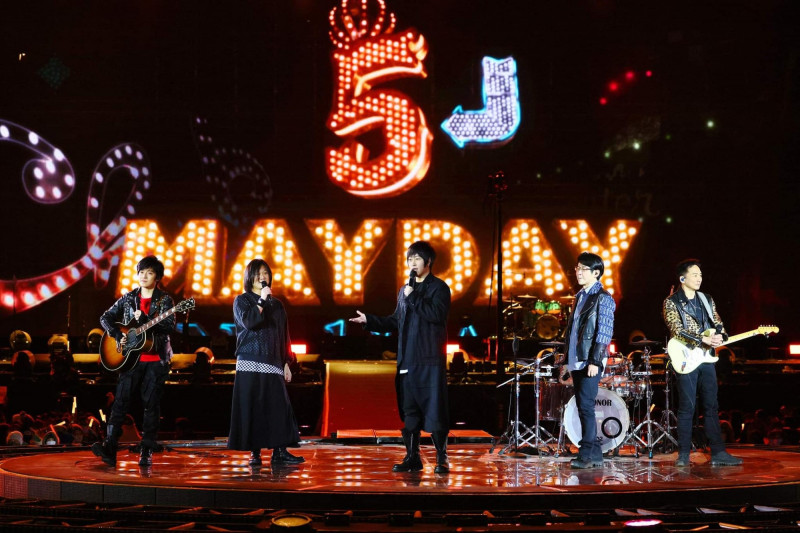 （獨家）強強聯手！五月天現身星宇航空飛機前 合作內容曝光