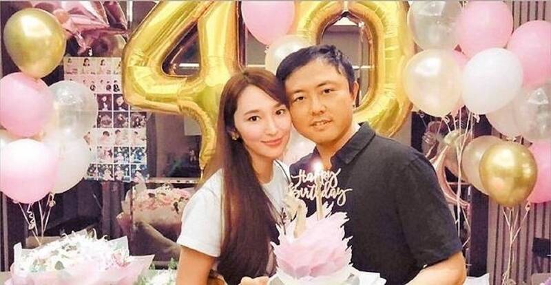 百億男友被追債！吳佩慈懶理全家福散落一地 浮出水面發聲了