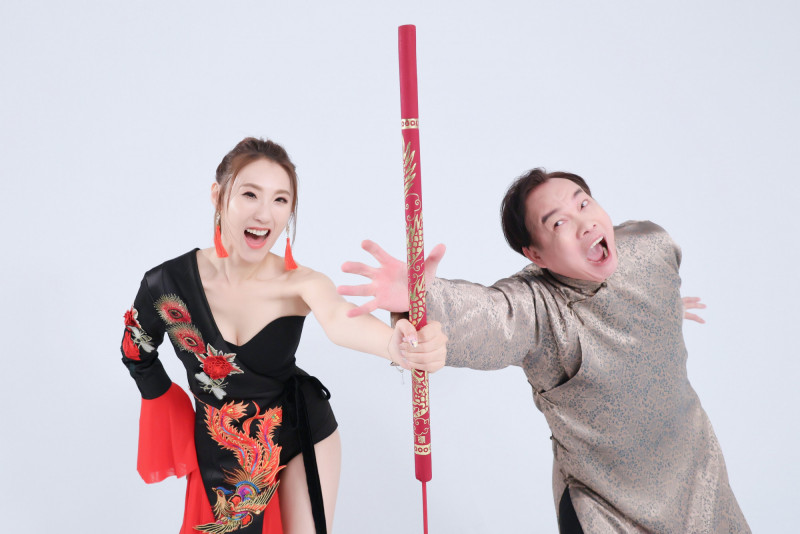康康嚇呆了！豬哥亮愛女上下齊露 驚人身材曝光