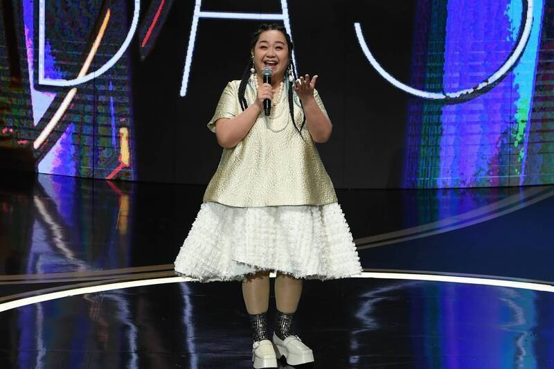 鍾欣凌單挑金鐘主持感謝「天使們」 網湧入狂讚：超棒的！