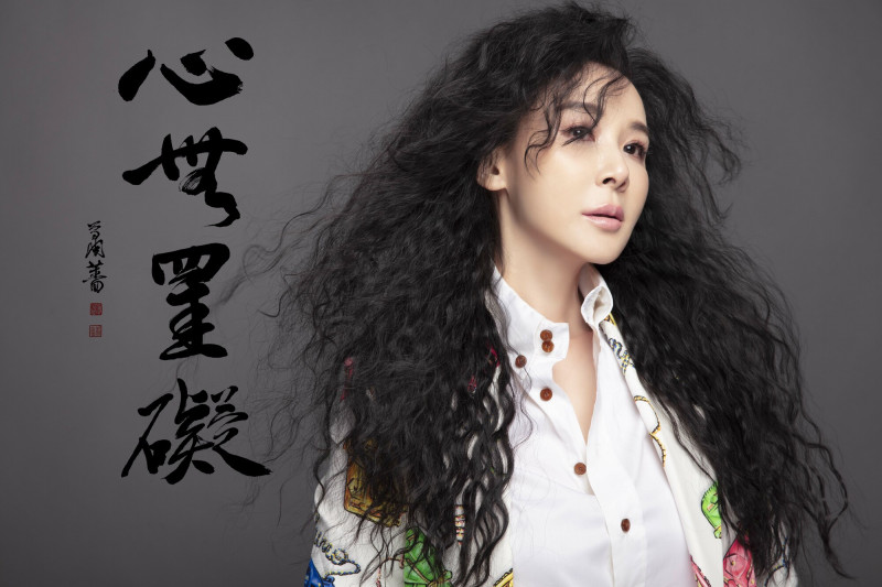 55歲蕭薔超狂！辣秀「倒立空劈一字馬」 曝靠「三寶」養身心