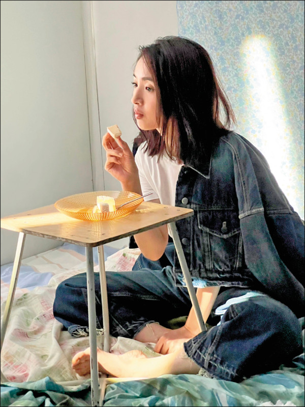 公益年曆連拍12年 林依晨保持初心