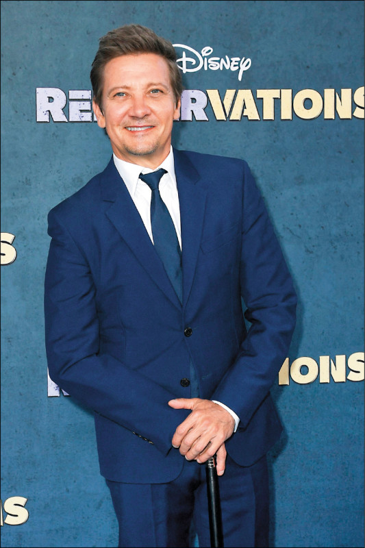 「鷹眼」傑瑞米雷納爆拍拖前科犯  飆罵她媽蠢貨