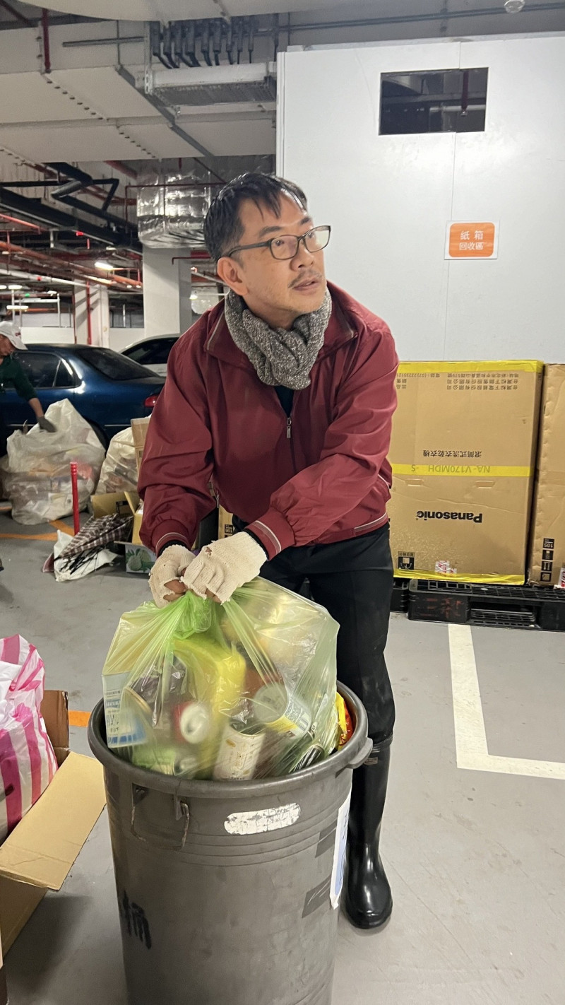 《愛的榮耀》江俊翰超慘！CEO變流浪漢 拾荒辛酸畫面流出