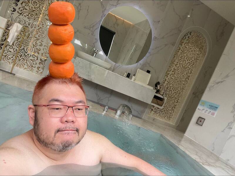 四叉貓為流量脫了 鬼才阿水誇「靠美色」