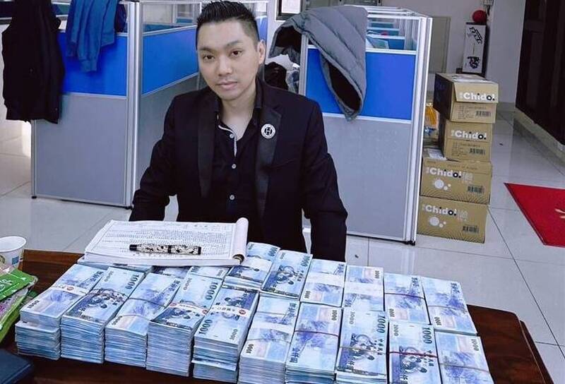 7年定讞入監不滿1年 連千毅無預警發聲身邊堆滿千鈔
