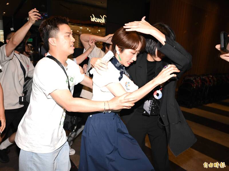 Lulu一週前發文譴責黃子佼  今露臉後秒閃險釀衝突