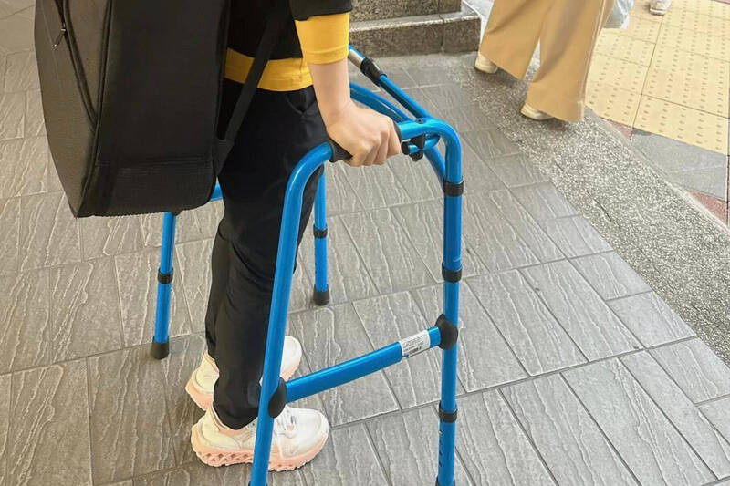 李艷秋健康出狀況？ 遭直擊扶助行器現蹤台北街頭