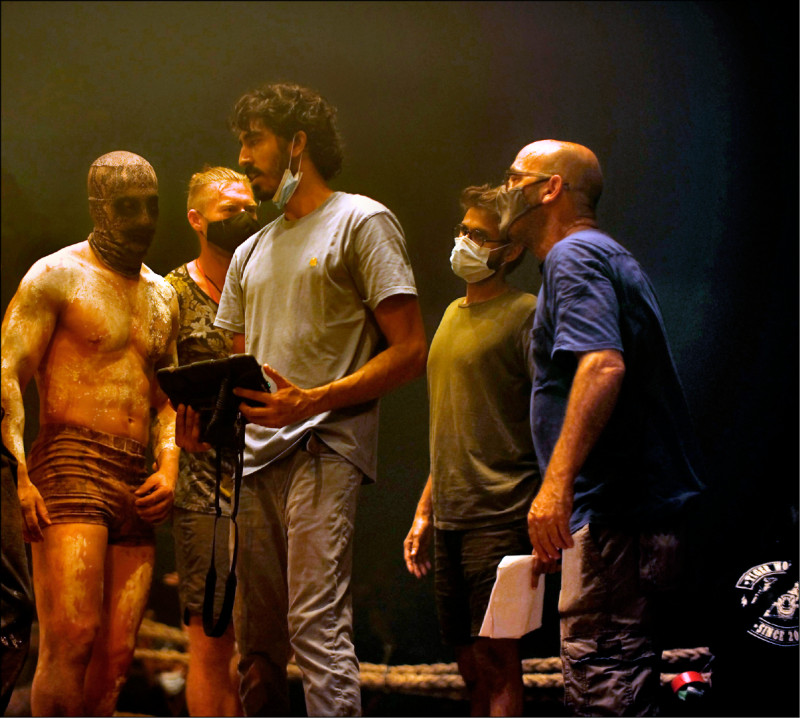 戴夫帕托健身拍片 致敬偶像李小龍