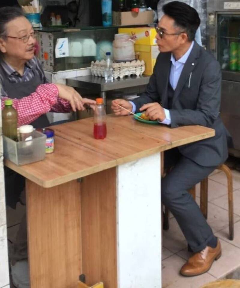 港星郭晉安失婚舉止怪異   穿西裝路邊吃魚蛋