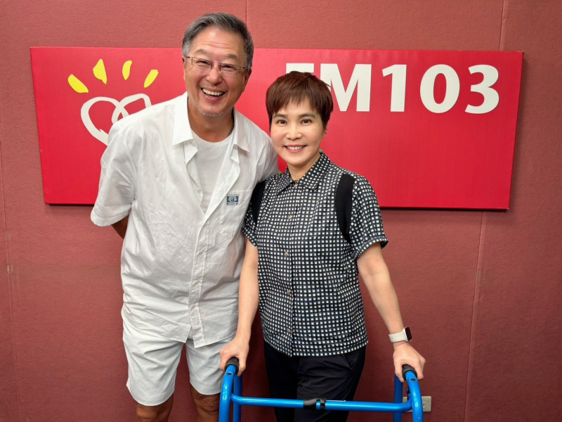 李艷秋淡出10年「拄助行器」露面 曝退出新聞界內情