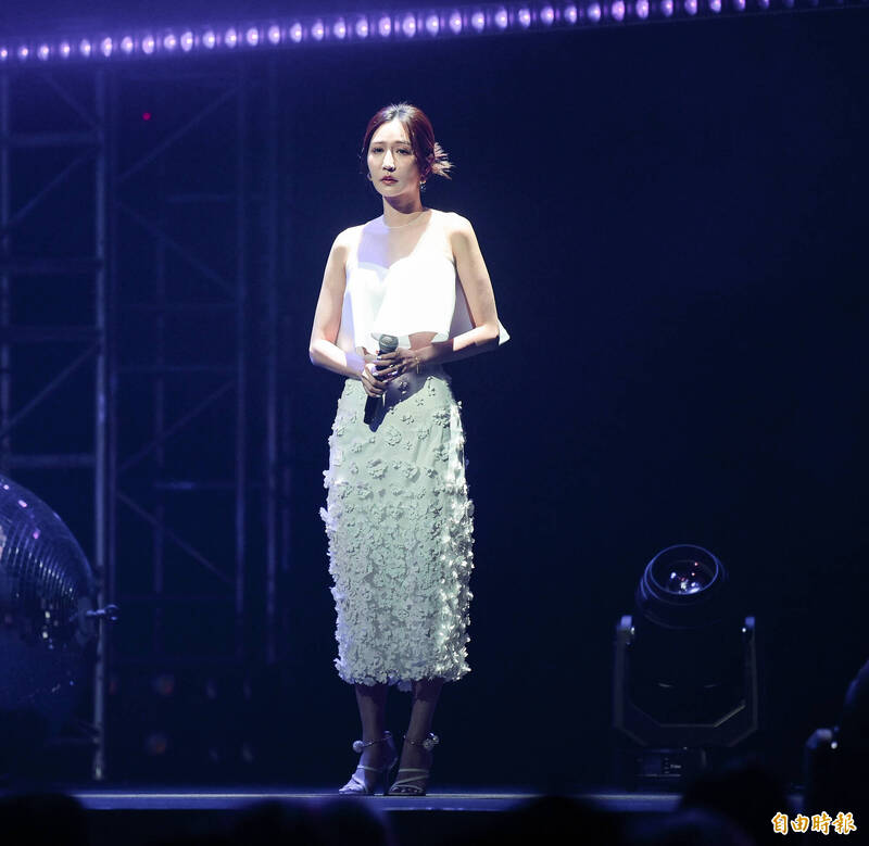 女神曾莞婷哭了！緬懷「亡父」龍劭華 激動淚灑北流