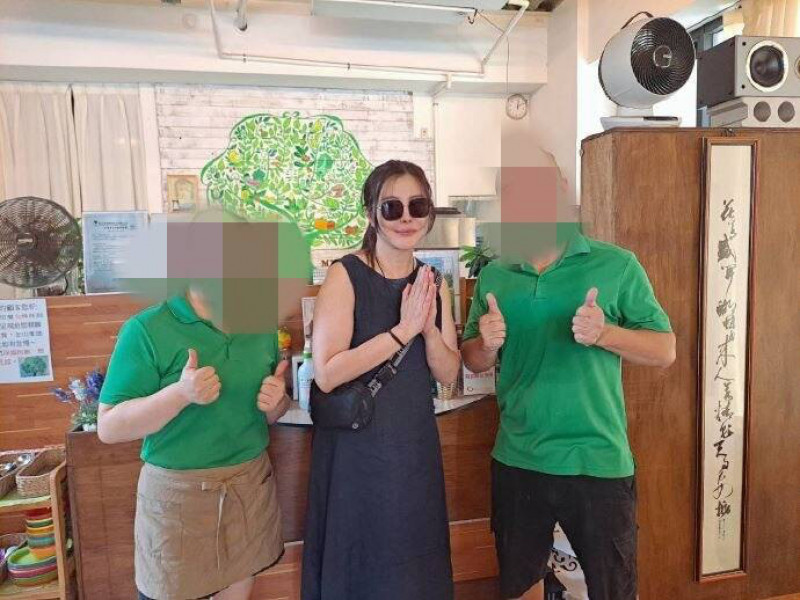 王祖賢中秋前到台中吃素 店家:陪師父來、盼給空間 王祖賢中秋前到台中吃素 店家:陪師父來、盼給空間