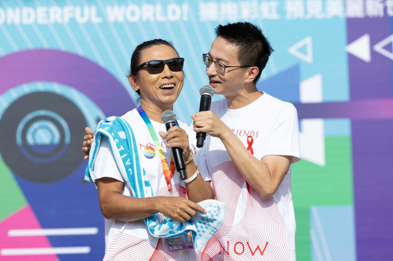 國民女婿羅一鈞開金嗓！遭「他」貼身猛擦汗反應曝光