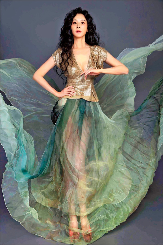 蕭薔拍年曆化身青蛇 大秀瑜伽&書法功力