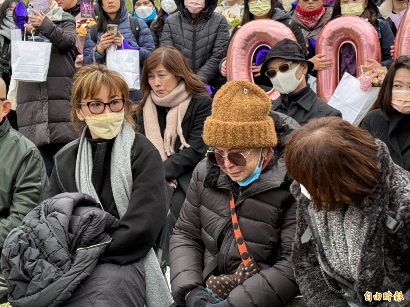 直擊！李玟50歲冥誕「回到台灣」李媽媽露面激動放聲大哭