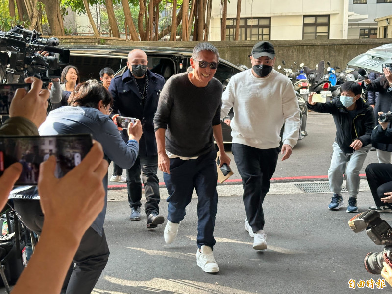 假釋後首次報到 鈕承澤現身台北地檢署