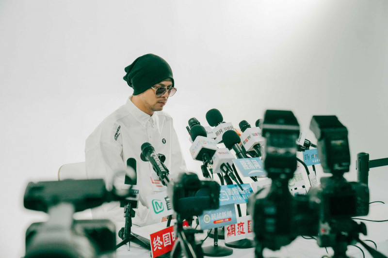 黃明志投奔中國真相曝光！「道歉記者會」突變北京腔 崩潰痛哭扯到趙薇