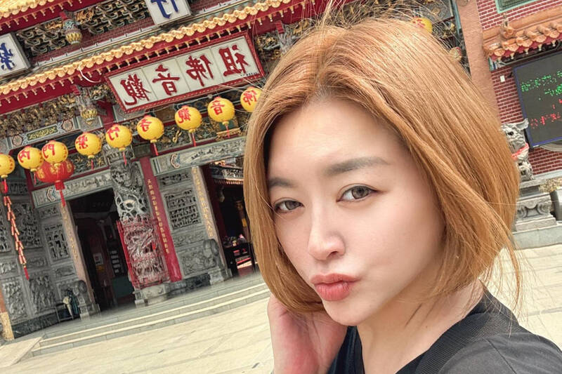 （影）前基督徒李妍憬變成「媽祖ㄟ囝仔」 訓乩影片曝光