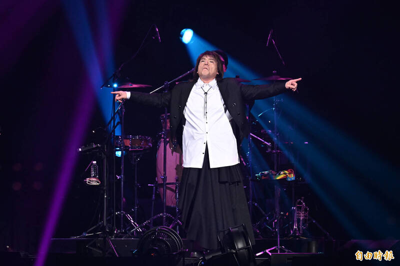 伍佰「觸電」了？唱一半嗨到「表情扭曲」狂抖全被拍