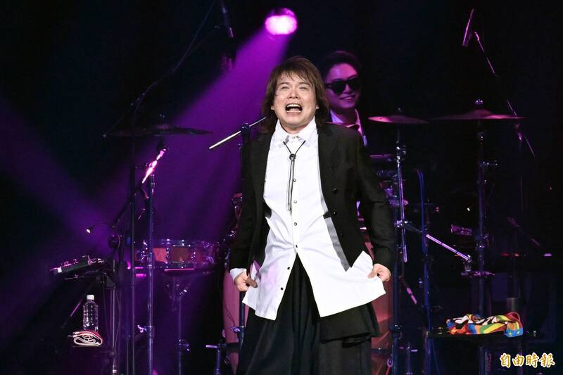 伍佰出事了！麥克風噴飛「唱不下去」 全場嗨喊加班