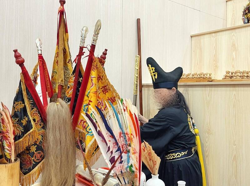 TikTok女濟公爆走狂譙三字經 怒：神明應該為你們服務？