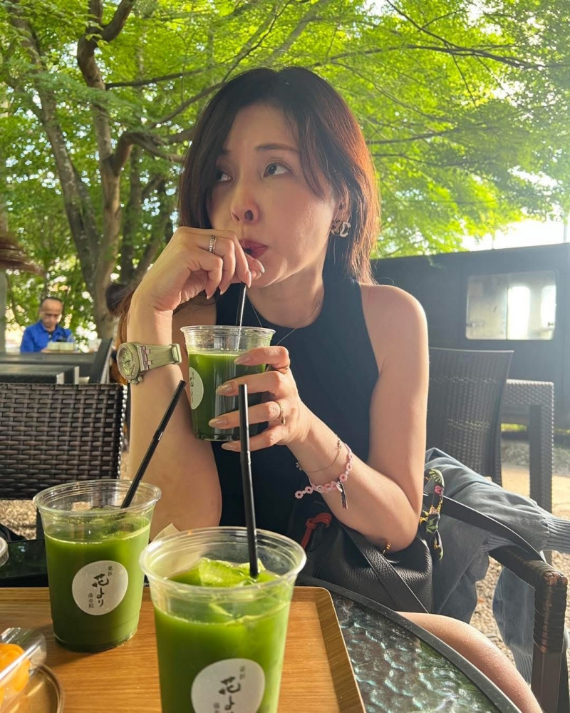 何如芸赴日旅遊藏洋蔥 悼父哽咽喊話：天上也唱生日快樂嗎？